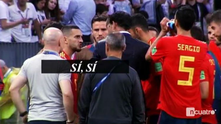 Diego Costa sedang berdiskusi dengan Fernando Hierro dan Koke. Copyright: © Getty Images