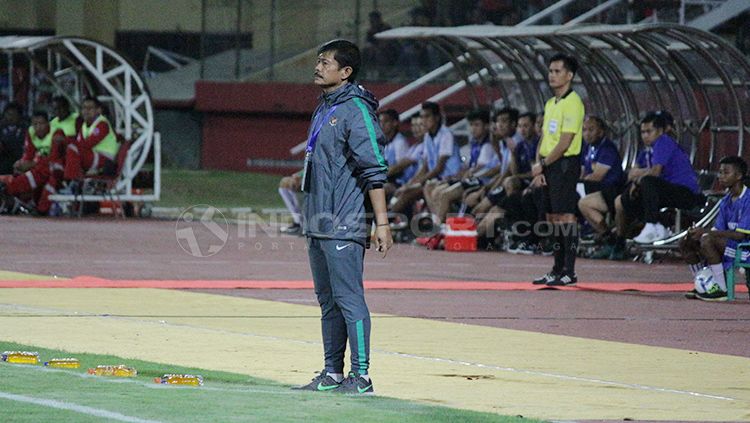 Pelatih timnas Indonesia U-19, Indra Sjafri mengawal anak asuhnya dari luar garis lapangan. Copyright: © Fitra Herdian/Indosport