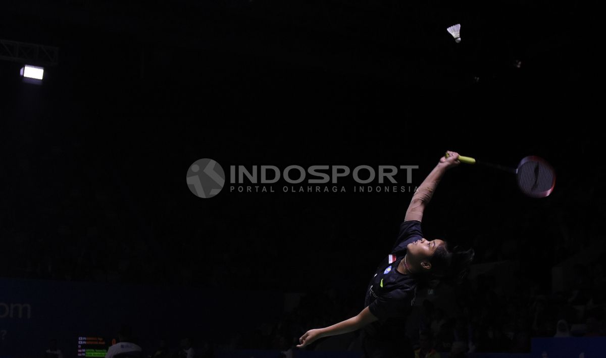 Gregoria Marizka mengambil shuttlecock dari ketinggian pada hari pertama Indonesia Open 2018. Copyright: © Herry Ibrahim/INDOSPORT