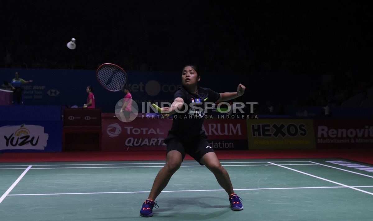 Gregoria Mariska saat akan mengembalikan shuttlecock kepada lawan Lee Chia Hsin di Indonesia Open 2018. Copyright: © Herry Ibrahim/INDOSPORT