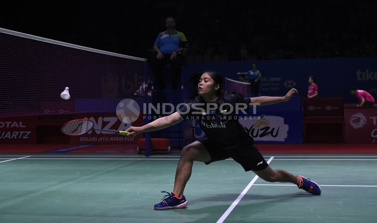 Gregoria Marizka mengambil shuttlecock dan berusaha mengembalikan kepada lawan pada hari pertama Indonesia Open 2018. Copyright: © Herry Ibrahim/INDOSPORT