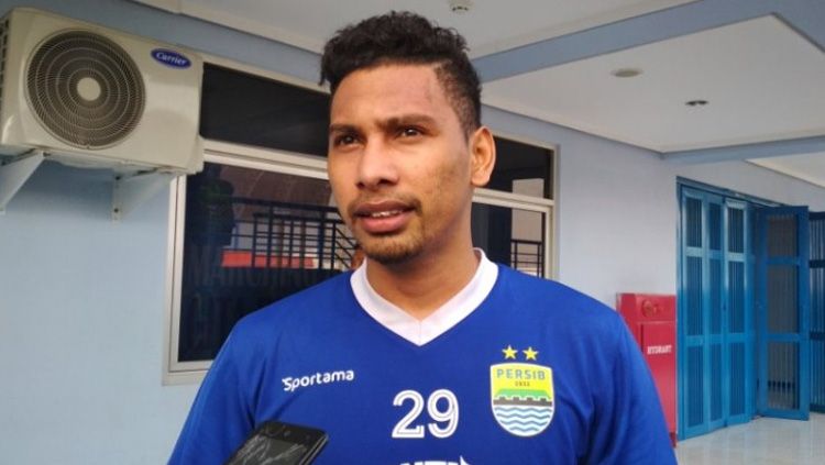 Persib Bandung kedatangan pemain seleksi dari Biak, Papua, Roland Simons Mandowen. Copyright: © topskor.id/Dani Wihara