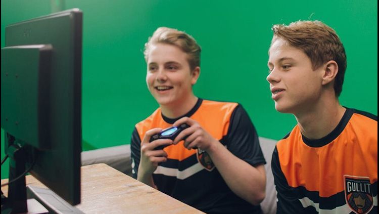 Ruud Gullit tertarik membuat tim eSports FIFA Online karena pengaruh anaknya. Copyright: &copy; Team Gullit