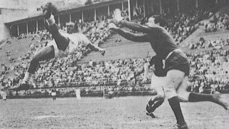 Leonidas da Silva, pesepakbola Brasil yang melakukan salto. Copyright: &copy; Remezcla