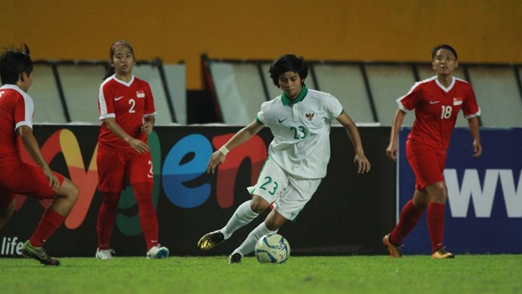 Rani Mulyasari berusaha melewati kawalan beberapa pemain Singapura Copyright: © Pssi.org