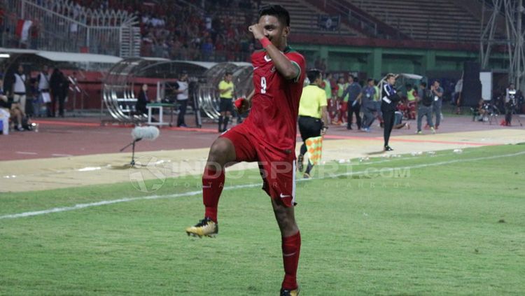 Rafli Mursalim langsung melakukan selebrasi setelah berhasil mencetak gol ke gawang Singapura. Copyright: © Fitra Herdian/Indosport
