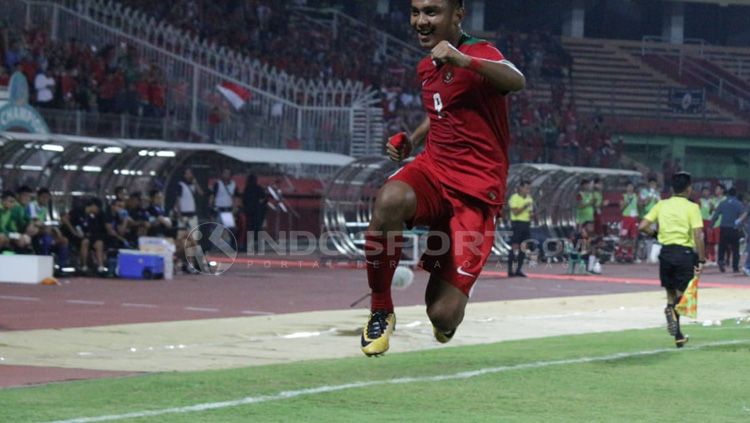 Rafli Mursalim terbang tinggi setelah mencetak gol ke gawang Singapura pada menit-21'. Copyright: © Fitra Herdian/Indosport