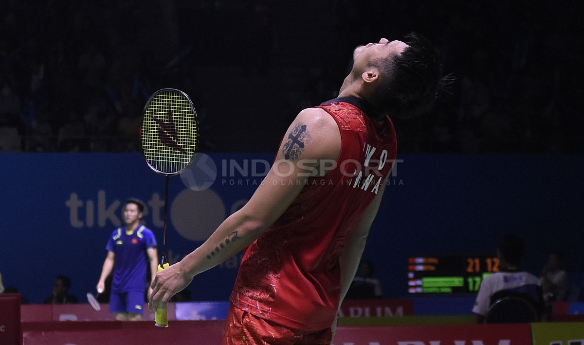 Ekspresi kekecewaan Lin Dan saat bermain buruk. Copyright: © Herry Ibrahim/INDOSPORT