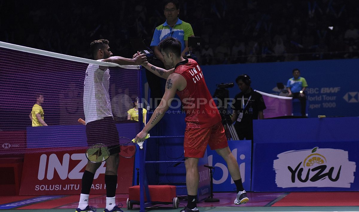 Tunggal putra Tiongkok, Lin Dan bersalaman dengan tunggal putra India, Prannoy H. S pada babak pertama kejuaraan bulutangkis Blibli Indonesia Open 2018 di Istora Senayan, Jakarta, Selasa (03/07/18). Copyright: © Herry Ibrahim/INDOSPORT