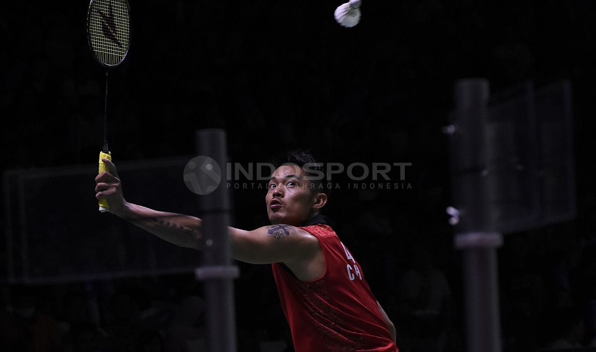 Tunggal putra Tiongkok, Lin Dan mencoba mengembalikan kok ke arah lawannya tunggal putra India, Prannoy H. S pada babak pertama kejuaraan bulutangkis Blibli Indonesia Open 2018 di Istora Senayan, Jakarta, Selasa (03/07/18). Copyright: © Herry Ibrahim/INDOSPORT