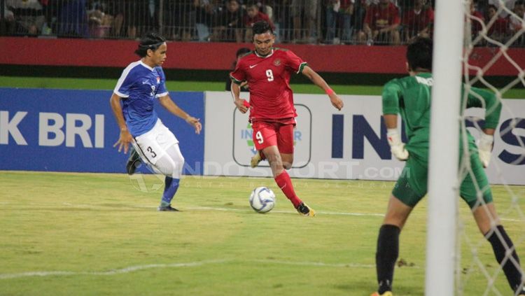 Rafli Mursalim berhasil melewati pemain Singapura U-19 dengan tekhniknya. Copyright: © Fitra Herdian/Indosport