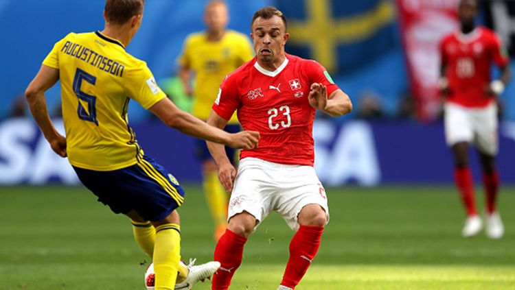 Ludwig Augustinsson mengambil bola dari Xherdan Shaqiri. Copyright: © Getty Images