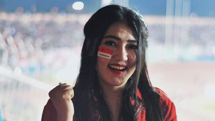 Via Vallen beri dukungan langsung dari Stadion Gelora Delta. Copyright: © PSSI