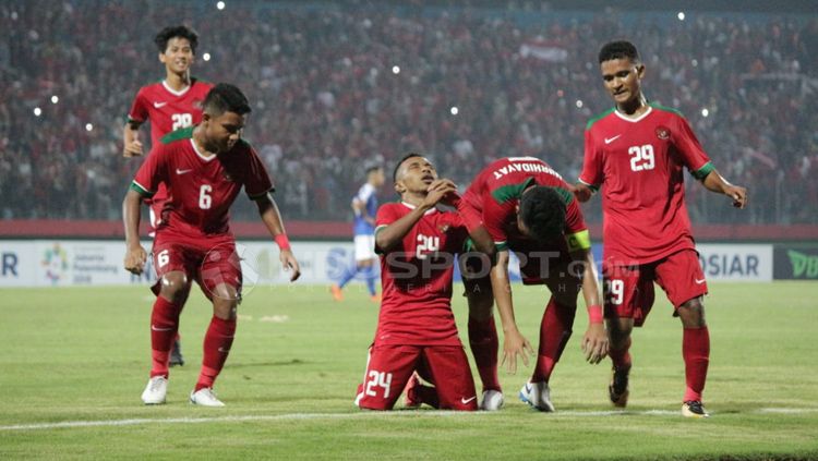 Aksi selebrasi Todd Ferre dan rekan satu timnya di Timnas Indonesia U-19. Copyright: © Fitra Herdian/Indosport