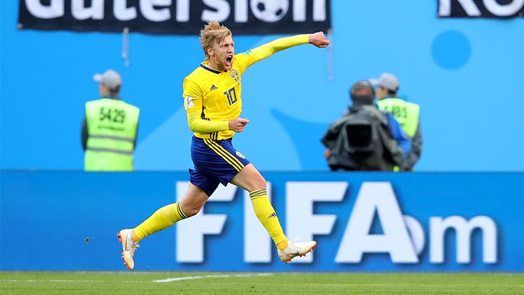 Emil Forsberg merayakan gol yang dicetaknya ke gawang Swiss. Copyright: © Getty Images