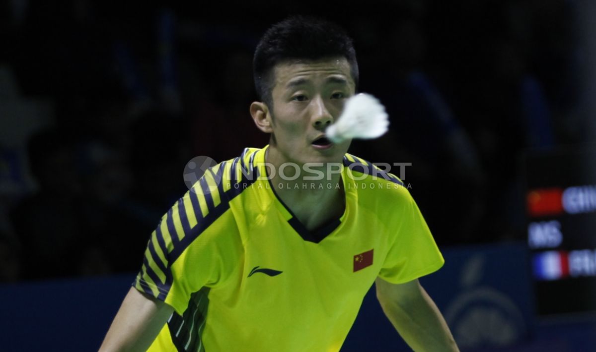 Tunggal China, Chen Long saat menatap kok yang mengarah kepadanya. Copyright: © Herry Ibrahim/INDOSPORT