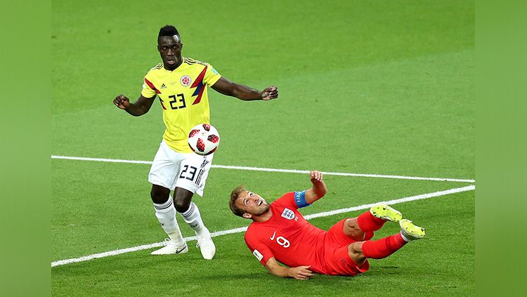 Harry Kane dilanggar oleh pemain Kolombia Davinson Sanchez. Copyright: © Getty Images