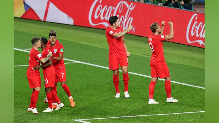 Selebrasi para pemain Inggris usai Harry Kane mencetak gol dari titik penalti. Copyright: © Getty Images