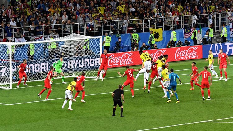 Gol Yerry Mina saat Kolombia vs Inggris di Piala Dunia 2018. Copyright: © Getty Images