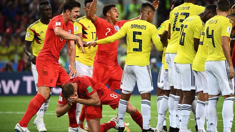 Jordan Henderson terjatuh usai dilanggar Wílmar Barrios saat Kolombia vs Inggris di Piala Dunia 2018. Copyright: © Getty Images