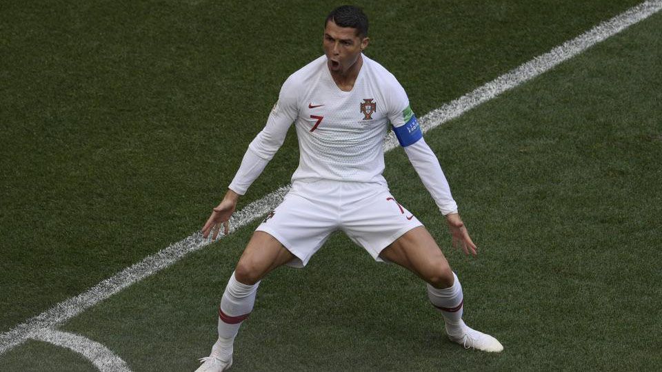 Gaya ikonik Cristiano Ronaldo merayakan gol di pertandingan Copyright: © Reuters