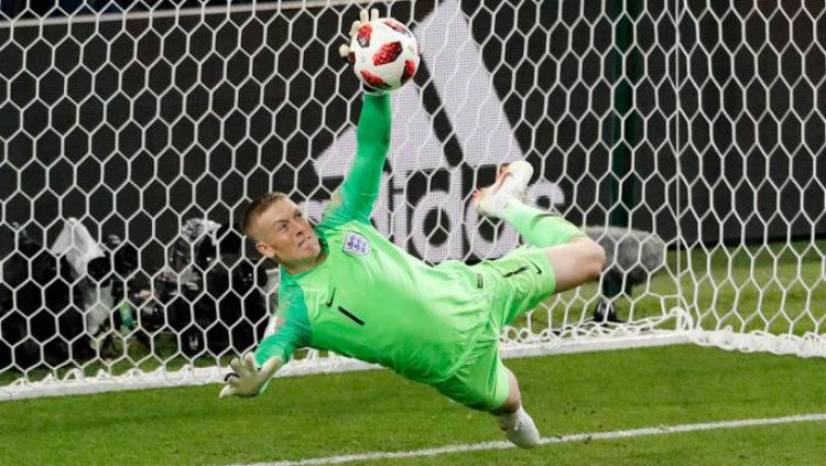 Penyelamatan Jordan Pickford di babak 16 besar Piala Dunia 2018. Copyright: © The Time