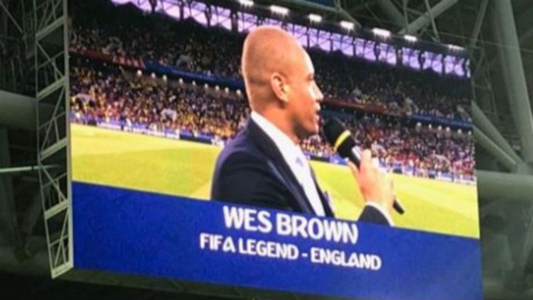 Wes Brown beri sambutan sebelum laga Inggris vs Kolombia. Copyright: © SportBible