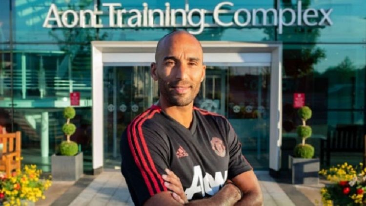 Kiper baru Man United, Lee Grant. Copyright: © manutd.com