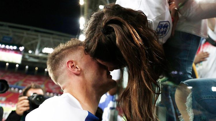 Jamie Vardy dan kekasihnya berselebrasi atas kemenangan Timnas Inggris. Copyright: © Getty Images