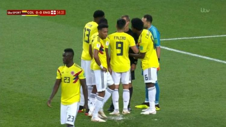 Pemain Kolombia, Johan Mojica, terlihat mencoba menghapus spot tendangan penalti untuk Inggris. Copyright: © ITV