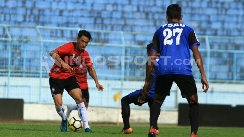 Hanif Sjahbandi saat berupaya lewati hadangan pemain PSAD Kodam V Brawijaya Copyright: &copy; Ian Setiawan/INDOSPORT
