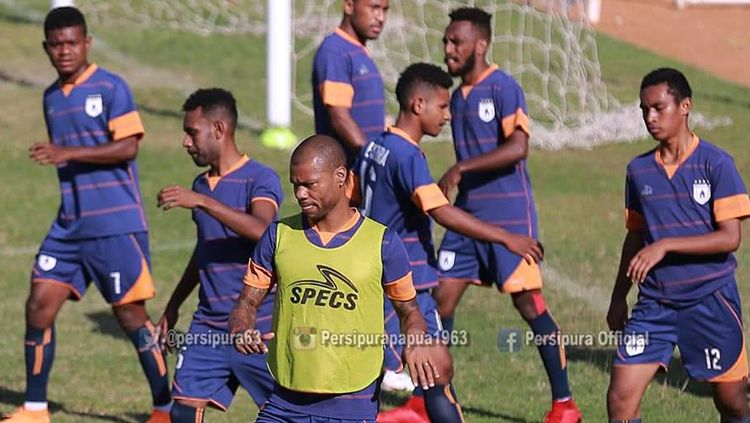 Hilton Moreira (depan) saat jalani latihan bersama rekan satu timnya. Copyright: © Persipura Jayapura