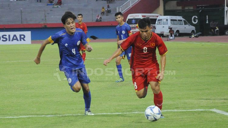 Pemain Filipina saat berduel dengan pemain Vietnam. Copyright: © Fitra Herdian/Indosport