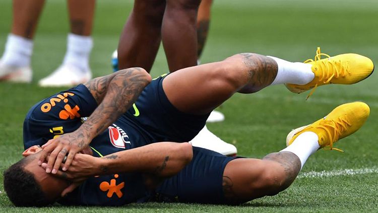 Neymar melakukan diving pada saat latihan bersama Timnas Brasil Copyright: © Getty Images