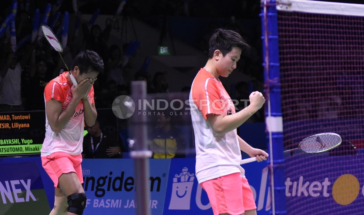 Tontowi Ahmad/Liliyana Natsir ketika bertanding melawan ganda campuran asal Jepang, Yugo Kobayashi/Misaki Matsutomo, di Indonesia Open 2018, Kamis (05/07/18). Herry Ibrahim/INDOSPORT Copyright: © Herry Ibrahim/INDOSPORT