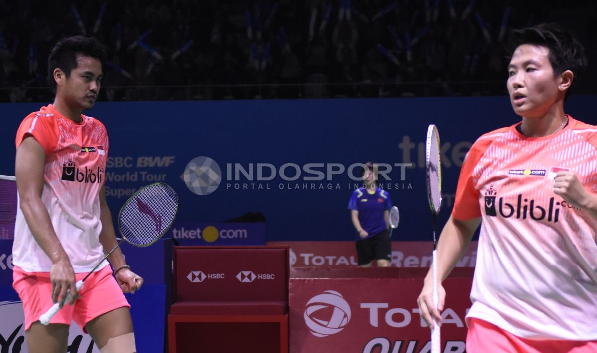 Tontowi Ahmad/Liliyana Natsir ketika bertanding melawan ganda campuran asal Jepang, Yugo Kobayashi/Misaki Matsutomo, di Indonesia Open 2018, Kamis (05/07/18). Herry Ibrahim/INDOSPORT Copyright: © Herry Ibrahim/INDOSPORT