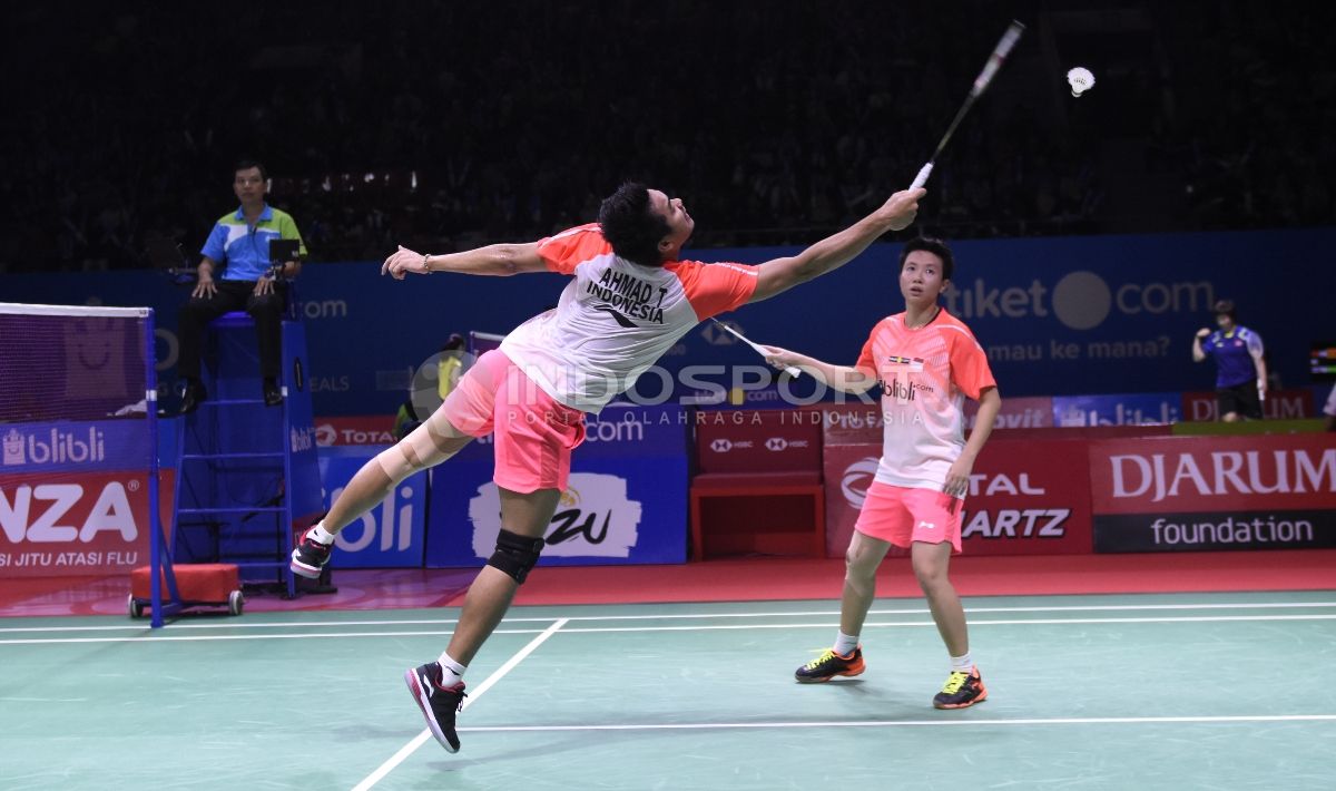 Tontowi Ahmad/Liliyana Natsir ketika bertanding melawan ganda campuran asal Jepang, Yugo Kobayashi/Misaki Matsutomo, di Indonesia Open 2018, Kamis (05/07/18). Herry Ibrahim/INDOSPORT Copyright: © Herry Ibrahim/INDOSPORT