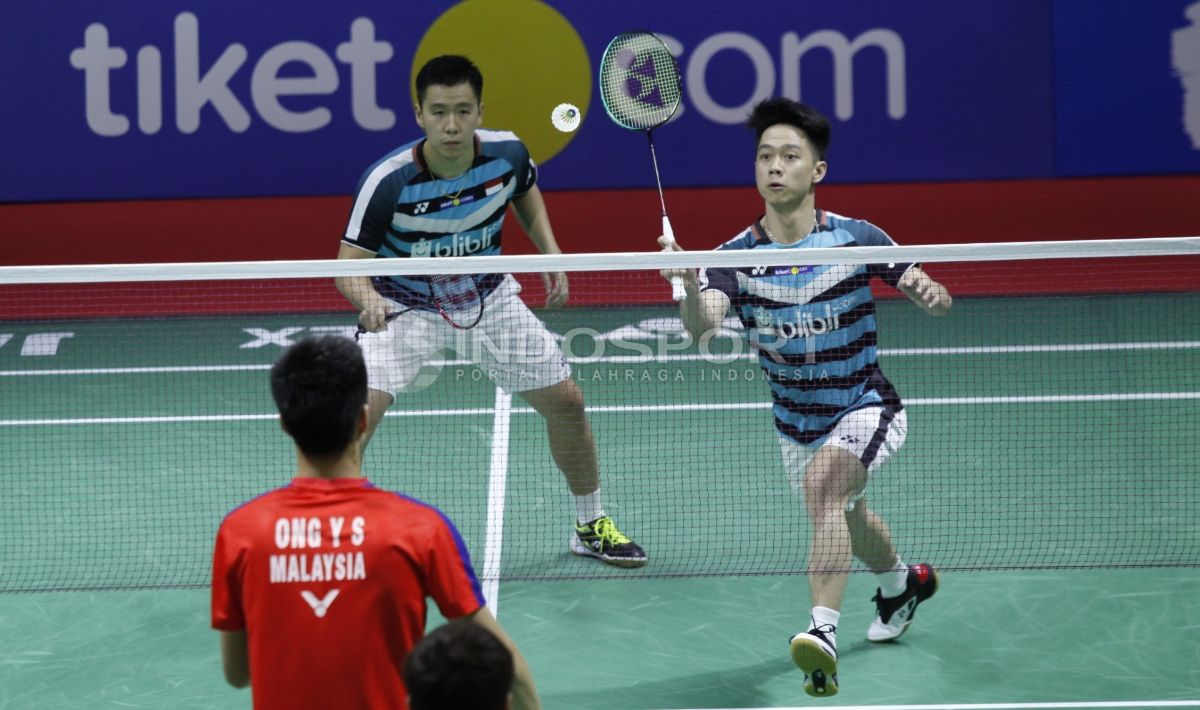 Kevin Sanjaya Sukamuljo/Marcus Fernaldi Gideon ketika bertanding melawan ganda campuran asal Malaysia, Ong Yew Sin/Teo Ee Yi di Indonesia Open 2018, Kamis (05/07/18). Herry Ibrahim/INDOSPORT Copyright: © Herry Ibrahim/INDOSPORT