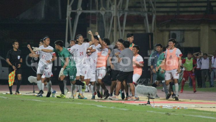 Selebrasi gol para pemain Filipina setelah menjebol gawang Indonesia di babak pertama. Copyright: © INDOSPORT/FitraHerdian