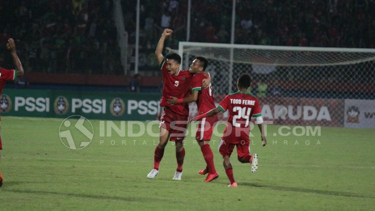 Selebrasi para pemain Indonesia setelah menjebol gawang Filipina. Copyright: © INDOSPORT/FitraHerdian