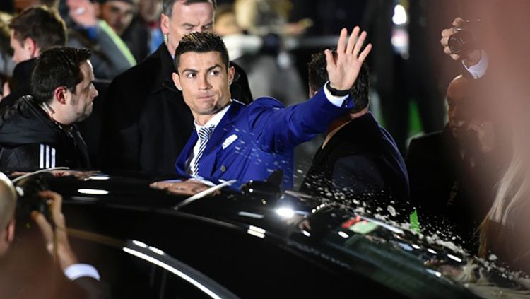 Cristiano Ronaldo melambaikan tangan. Copyright: © INDOSPORT