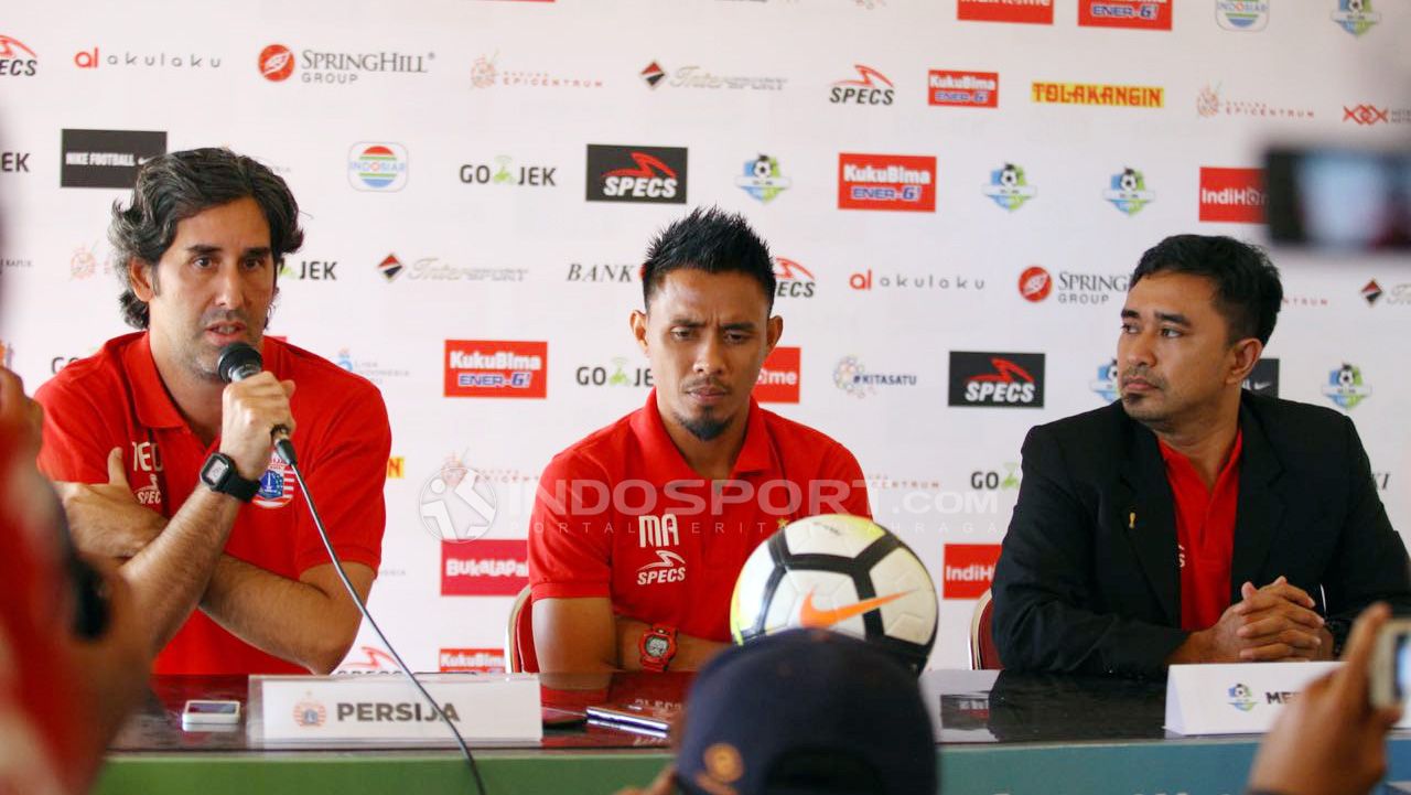 Maman Abdurahman dan Stefano Cugurra Teco dalam sesi konferensi pers jelang laga melawan PSM Makassar, di Bantul, Yogyakarta, pada Kamis (05/07/18). Copyright: © Wira Wahyu Utama/Indosport.com