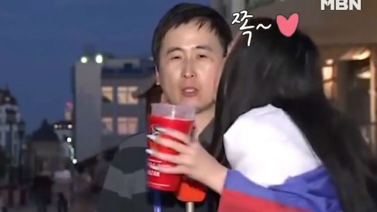 Reporter asal Korea Selatan, Jeon Gwang-ryeol, mendapat ciuman dari fans Rusia. Copyright: © Metro