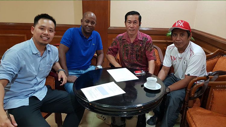 Pelatih Baru Persipura, Amilton Silva de Olivera (kaos biru) bersama agennya, Gabriel Budi (kiri) dan Direktur Persipura, Herald, media officer Persipura, Bento Madubun. Copyright: © Official Persipura