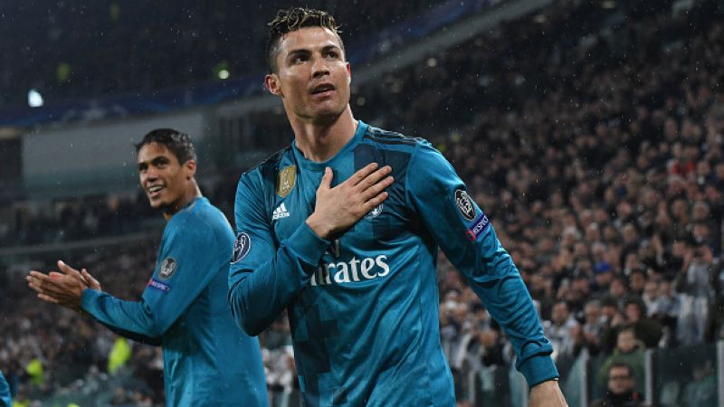 Cristiano Ronaldo memberikan rasa respek kepada fans Juventus di Liga Champions. Copyright: © Getty Images