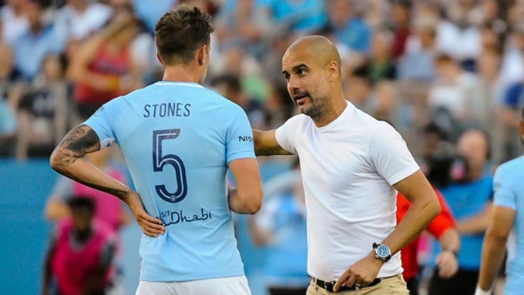 John Stones dan Pep Guardiola. Copyright: © INDOSPORT