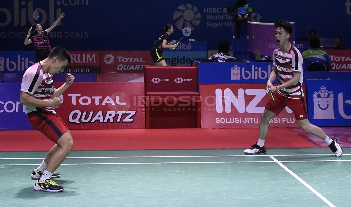 Selebrasi Kevin Sanjaya/Marcus Fernaldi usai memastikan kemenangan atas ganda Denmark, Mads Conrad Petersen/Mads Pieler Kolding pada babak perempat final Indonesia Open 2018 di Istora Senayan, Jumat (06/07/18). Copyright: © Herry Ibrahim/INDOSPORT