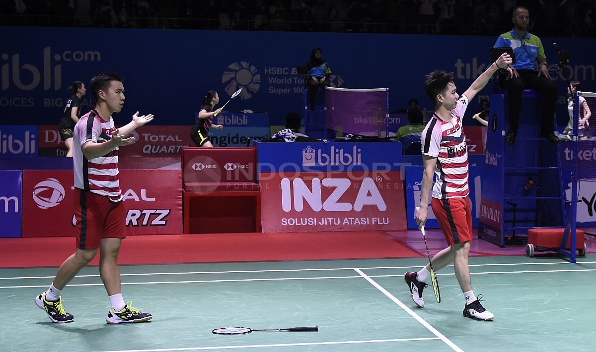 Aksi kurang terpuji Kevin Sanjaya melayangkan jari jempol ke bawah ke arah ganda Denmark, Mads Conrad Petersen/Mads Pieler Kolding pada babak perempatfinal Indonesia Open 2018 di Istora Senayan, Jumat (06/07/18). Copyright: © Herry Ibrahim/INDOSPORT