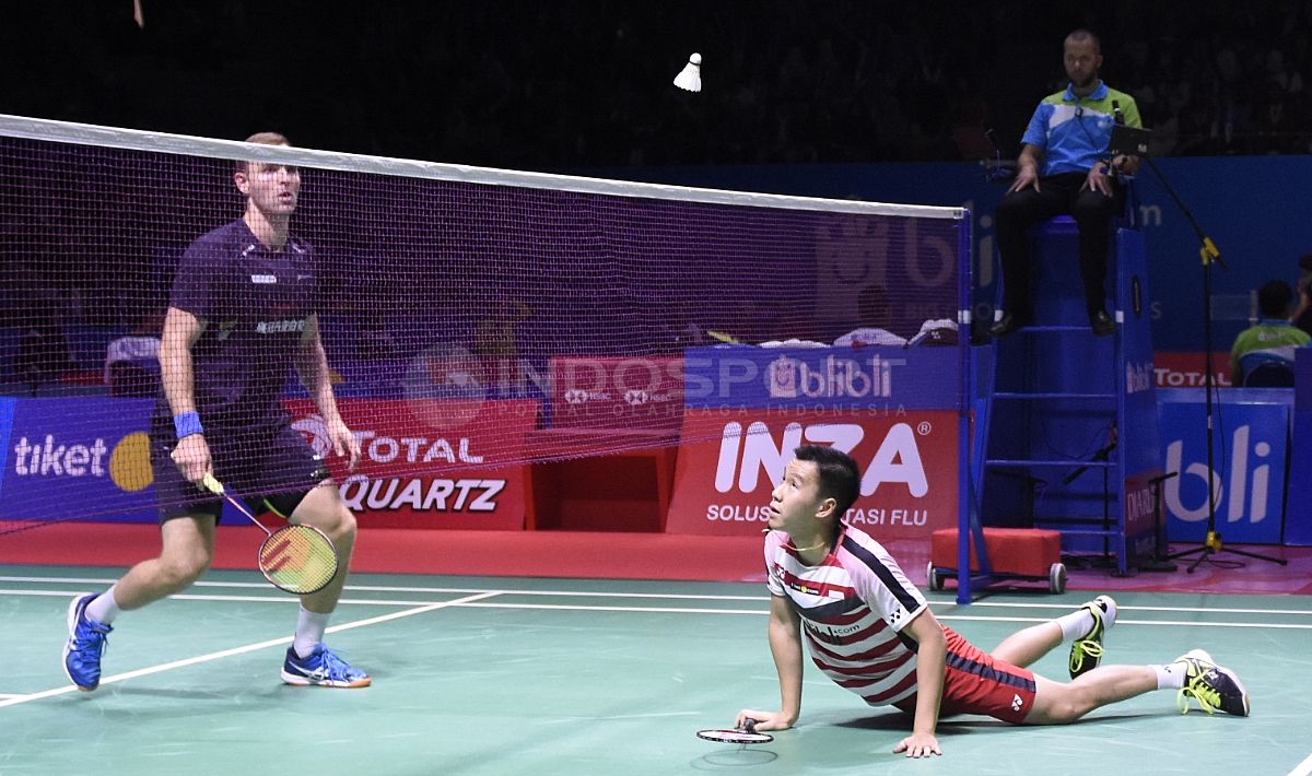 Duel antara Marcus Fernaldi dengan Mads Pieler Kolding di depan net pada babak perempat final Blibli Indonesia Open 2018 di Istora Senayan, Jumat (06/07/18). Copyright: © Herry Ibrahim/INDOSPORT