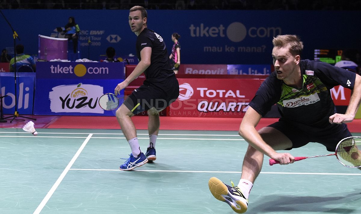 Ganda putra Denmark, Mads Conrad Petersen/Mads Pieler Kolding mencoba mengembalikan kok ke arah lawannya pasangan Kevin Sanjaya/Marcus Fernaldi pada babak perempat final Blibli Indonesia Open 2018 di Istora Senayan, Jumat (06/07/18). Copyright: © Herry Ibrahim/INDOSPORT